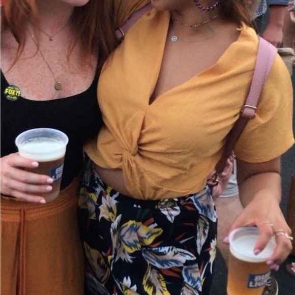 Yellow Cropped Blouse 🌻 - Picture 5 of 6